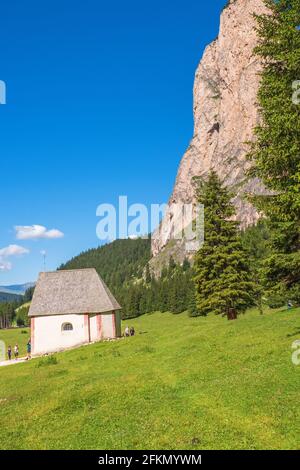 Petite chapelle sur un pré alp à un mur de roche À Langental en Italie Banque D'Images