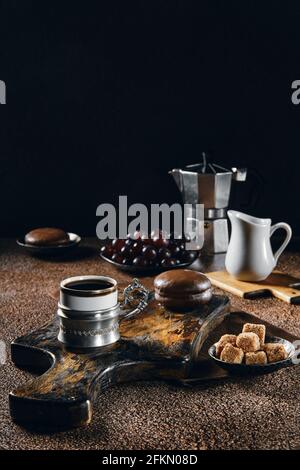 Tasse d'époque avec café expresso, gâteau au chocolat et raisins (photo de la touche basse) Banque D'Images