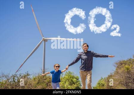 Réduction des niveaux de CO2. Graphique de la baisse des niveaux de dioxyde de carbone. Énergie alternative, parc éolien et Happy time avec votre famille. Père heureux sur le Banque D'Images