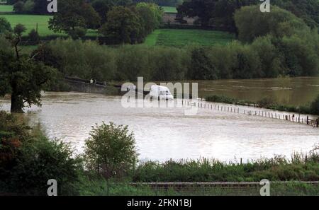 Le pont de Teston au-dessus de la rivière swolen Medway près de Maidstone.pic David Sandison 13/10/2000 Banque D'Images