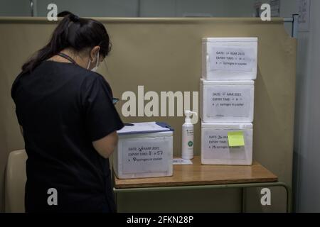 Vérifier les vaccins Johnson et Johnson pour la santé de première ligne de l'Afrique du Sud Les travailleurs au cours du déploiement de l'essai clinique sur les vaccins au Cap Sisonke Banque D'Images