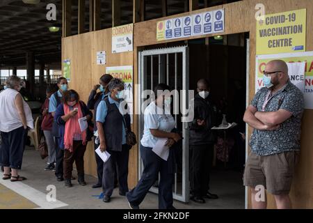 Des travailleurs de la santé arrivent à l'hôpital Groote Schuur du Cap Pour la vaccination du vaccin Johnson & Johnson COVID-19 Banque D'Images