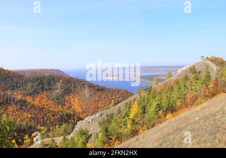 Saison d'automne calme. Belle vue aérienne avec le mont Strelnaya et la rivière Volga, réserve de Samarskaya Luka, montagnes de Zhiguli, Russie Banque D'Images