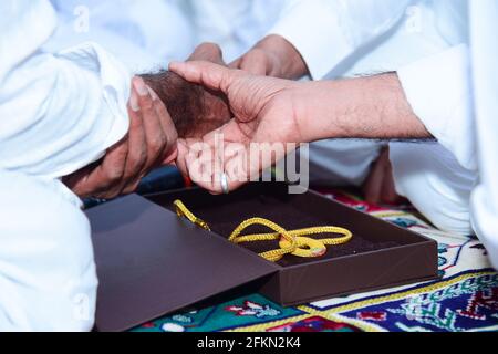 Mariage musulman fonction nikah dans le marié de l'islam remise de l'or au père marié Banque D'Images