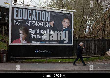 «Education Not Separation» - UN panneau d'affichage politique, de l'organisation Scotland Matters, critiquant les politiques du Premier ministre Nicola Sturgeon, dans la région de Clarkston, à Glasgow, en Écosse, le 13 avril 2021. Banque D'Images