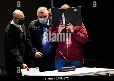 Kassel, Allemagne. 03ème mai 2021. Le défendeur arrive au Messehalle 5, loué par le tribunal régional de Kassel, pour le début du procès concernant l'attaque automobile contre le défilé Rosenmontag à Volkmarsen. Le parquet général de Francfort accuse le défendeur de conduire délibérément une voiture dans la foule de spectateurs sur le chemin du cortège le 24 février 2020. Credit: Swen Pförtner/dpa/Alay Live News Banque D'Images