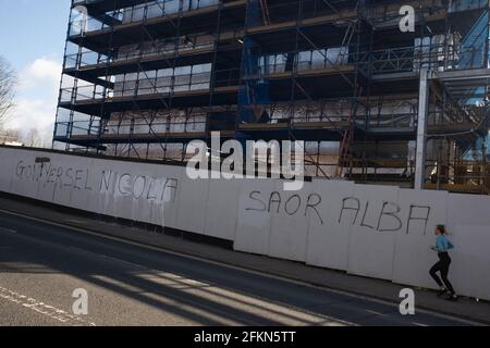 Graffiti « Gon Yersel Nicola » et « Saor Alba » sur un site de construction à Maryhill, Glasgow, Écosse. Banque D'Images