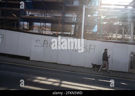 Graffiti « Gon Yersel Nicola » et « Saor Alba » sur un site de construction à Maryhill, Glasgow, Écosse. Banque D'Images