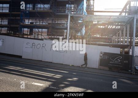 Graffiti « Gon Yersel Nicola » et « Saor Alba » sur un site de construction à Maryhill, Glasgow, Écosse. Banque D'Images