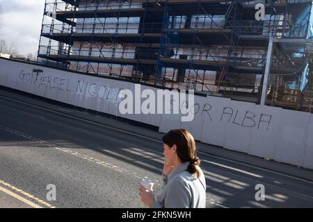 Graffiti « Gon Yersel Nicola » et « Saor Alba » sur un site de construction à Maryhill, Glasgow, Écosse. Banque D'Images