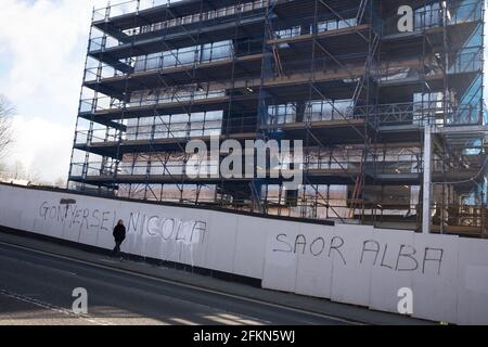 Graffiti « Gon Yersel Nicola » et « Saor Alba » sur un site de construction à Maryhill, Glasgow, Écosse. Banque D'Images