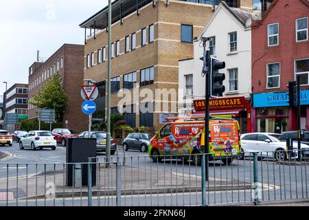 Epsom Surrey, Londres, Royaume-Uni, mai 02 2021, circulation en attente aux feux de circulation à la jonction de Major Road Banque D'Images