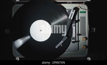 Photo d'un gramophone avec un disque de vinyle tournant, vue de dessus Banque D'Images
