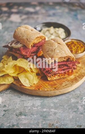 Pastrami sandce avec délicieux rendez-vous sur pain de baguette avec chedder, oignon Banque D'Images