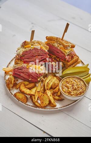 Délicieux sandwichs ruben grillés super de luxe avec viande de pastrami et fromage cheddar Banque D'Images