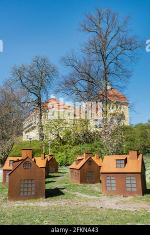 Aire de jeux pour enfants avec de nombreuses petites maisons dans le Kungsparken. Les maisons de petite taille ou les maisons miniatures font un terrain de jeu artistique pour les petits enfants Banque D'Images