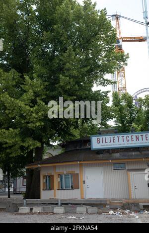 COVID 19, COVID19 pandémie ou crise du virus Corona en Suède: Le parc d'attractions Grona Lund de Stockholm est en état d'abandon avec des déchets à la porte Banque D'Images