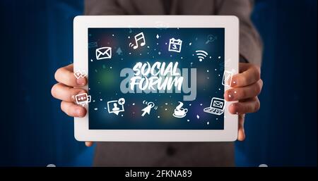 Personne tenant une tablette, concept de réseau social