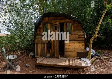 Aylesbury Vale, Buckinghamshire, Royaume-Uni. 1er mai 2021. Maisons des bois où les manifestants résident dans les bois. L'immobilité est revenue dans l'ancienne forêt de Jones Hill Wood aujourd'hui, car HS2 a cessé de s'abattre à cause du week-end des vacances de mai. HS2 ont été l'abattage des hêtres dans l'ancienne forêt de Jones Hill Wood, bien qu'il soit la saison de nidification des oiseaux et que les rares chauves-souris de Barbastelle sont connus pour rôder dans les bois. Les bois auraient inspiré l'auteur local Roald Dahl à écrire le roman populaire pour enfants, le fantastique M. Fox. Crédit : Maureen McLean/Alay Banque D'Images