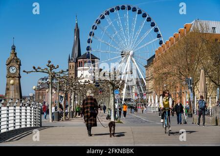 Promenade du Rhin à Düsseldorf, grande roue, ancienne tour du château, basilique Saint-Lambertus, vieille ville, Spring, NRW, Allemagne Banque D'Images