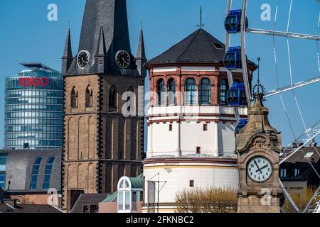 Promenade du Rhin à Düsseldorf, grande roue, ancienne tour du château, basilique Saint-Lambertus, vieille ville, Spring, Victoria Tower, ERGO Insurance High-Rise Banque D'Images