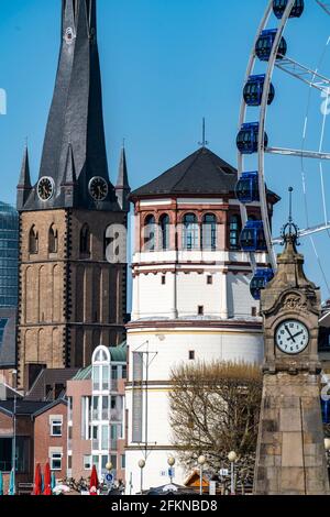 Promenade du Rhin à Düsseldorf, grande roue, ancienne tour du château, basilique Saint-Lambertus, vieille ville, Spring, NRW, Allemagne Banque D'Images