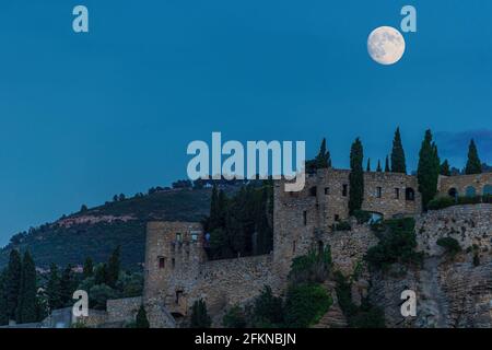 Pleine lune sur le château dominant Cassis, Provence - France Banque D'Images