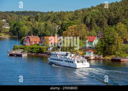 Le bateau Vånö Vaxholm atteint l'idyllique Hasseludden à Stockholm archipel Banque D'Images