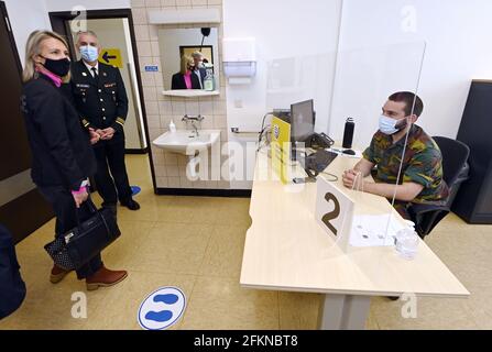 Le ministre de la Défense, Ludive Dedonder, visite le centre de vaccination de l'hôpital militaire Reine Astrid à Neder-over-Heembeek, Bruxelles, le lundi 03 mai Banque D'Images