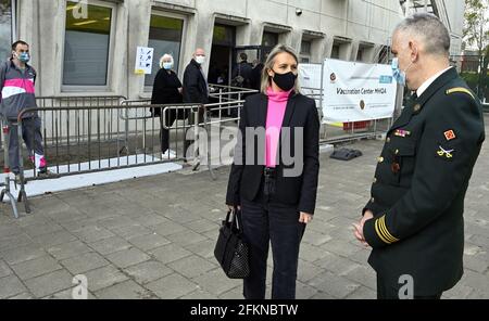 Le ministre de la Défense, Ludive Dedonder, visite le centre de vaccination de l'hôpital militaire Reine Astrid à Neder-over-Heembeek, Bruxelles, le lundi 03 mai Banque D'Images