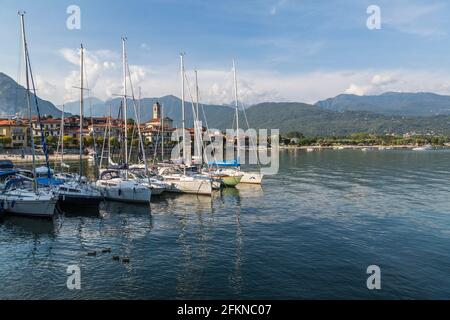 Vue sur Feriolo et les bateaux sur le lac majeur, Lago Maggiore, Piémont, Italie, Europe Banque D'Images