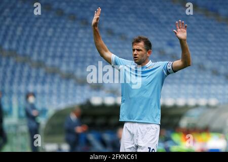 Senad Lulic du Latium réagit pendant le championnat italien Serie UN match de football entre SS Lazio et Gênes CFC le 2 mai 2021 au Stadio Olimpico à Rome, Italie - photo Federico Proietti / DPPI Banque D'Images