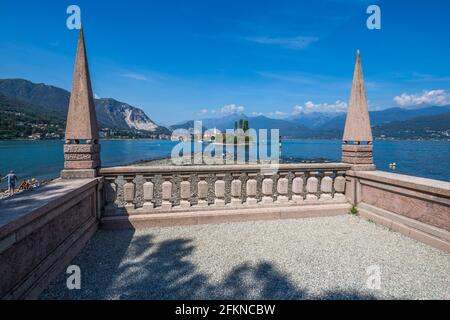 Vue sur Isola dei Pescatori et le lac majeur depuis Isola Bella, les îles Borromées, Lago Maggiore, Piémont, Italie, Europe Banque D'Images