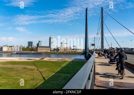 Horizon de Düsseldorf, Mannesmannufer, sur le Rhin, tour GAP15 à gauche, tour Vodafone au milieu, chancellerie d'Etat NRW à droite Banque D'Images