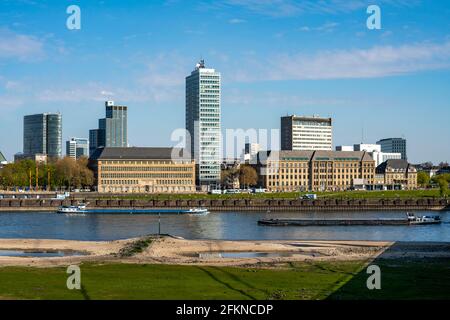 Horizon de Düsseldorf, Mannesmannufer, sur le Rhin, sur la gauche GAP15 tour, au milieu de la Vodafone tour, sur la droite le NRW Etat Cha Banque D'Images