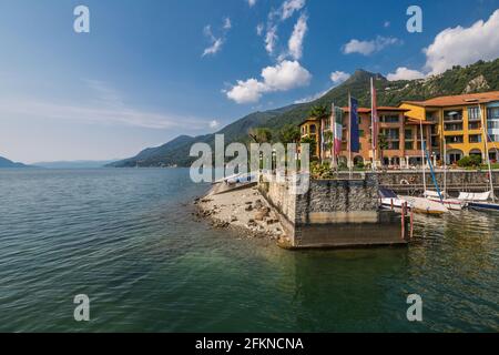 Vue sur la promenade au bord du lac à Cannero Riviera, Lac majeur, Piémont, Italie, Europe Banque D'Images