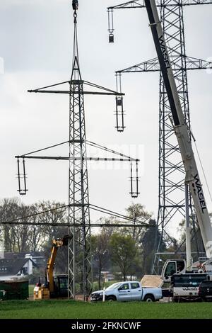 Démantèlement, démolition d'un pylône haute tension, le pylône plus petit fait place à un pylône plus grand appartenant à une ligne très haute tension, près de Dorm Banque D'Images