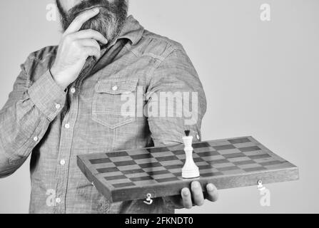 Jeu de société. Nivelez votre qi. Homme barbu tenir le plateau d'échecs. Concept de quotient d'intelligence. Travail du cerveau humain. Concept de brainstorming. Jouer aux échecs Banque D'Images