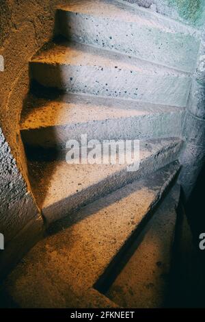 vue sur un escalier en colimaçon en pierre ancienne sans main courante et étroite Banque D'Images