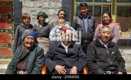 (210503) -- LHASSA, 3 mai 2021 (Xinhua) -- Dondrup Wangyal (C, front) pose pour une photo de groupe avec les membres de sa famille dans le canton de Gangdoi, comté de Gonggar de la ville de Shannan, région autonome du Tibet du sud-ouest de la Chine, 5 avril 2021. Dondrup Wangyal, 79 ans, est né d'une famille de sérans dans le canton de Gangdoi. Pendant des générations, la famille de Dondrup Wangyal avait été serfs d'une famille de seigneur local jusqu'à la réforme démocratique en 1959 quand il était vraiment émancipé et affecté avec des terres agricoles. "J'avais seulement 17 alors, mais je n'oublierais jamais le fait que le Parti communiste de Chine m'a sauvé. Et je suis déterminé à beco Banque D'Images