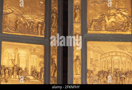 Ouverture des portes d'or du Paradis avec icônes de la Bible sur le principal Porte du Baptistère Duomo à Florence Banque D'Images