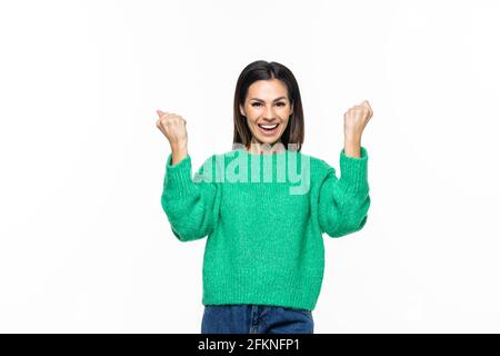 Jolie femme célèbre sa victoire avec le poing vers le haut isolé sur arrière-plan blanc Banque D'Images