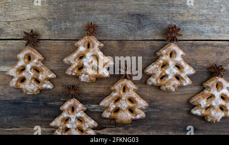 Biscuits de Noël en forme d'arbre de Noël. La nourriture du nouvel an. Étoile anis. Produits de boulangerie de fête. Pain d'épice sur la table. Répétition. Banque D'Images