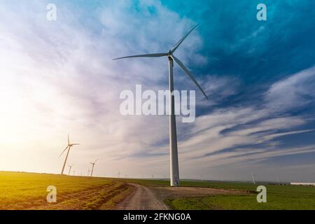 Convertisseurs d'énergie des éoliennes sur terrain d'herbe sauvage Banque D'Images