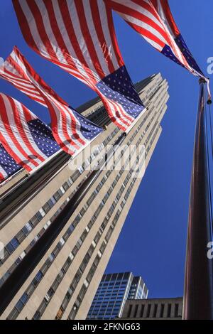 DRAPEAUX AMÉRICAINS et vue sur Rockefeller Center Tower, Manhattan, New York City, Etats-Unis Banque D'Images