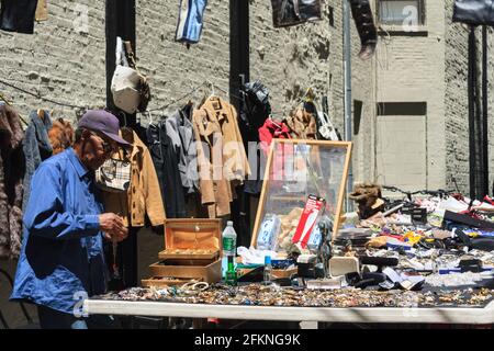 Les gens parcourent les étals du marché aux puces de Chelsea, Manhattan, New York City, États-Unis Banque D'Images