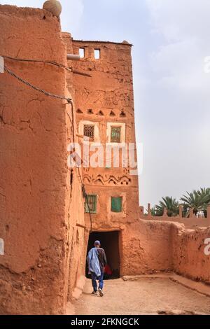 Bâtiments en argile dans la ville d'Ouarzazate, une destination de voyage classée au patrimoine mondial de l'UNESCO entre les montagnes du Haut Atlas et le désert du Sahara, au Maroc Banque D'Images