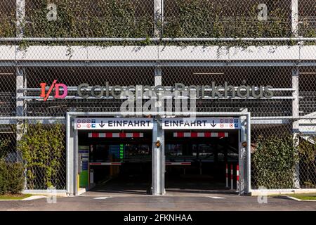 Garage de stationnement sur la rue Peter-Huppertz dans le quartier I/D de Cologne dans le quartier de Muelheim, la façade est plantée avec environ 5000 plantes sur 2000 sca Banque D'Images