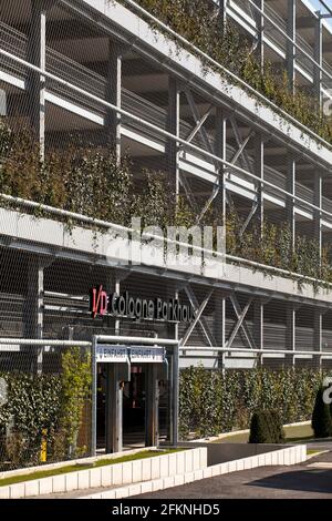 Garage de stationnement sur la rue Peter-Huppertz dans le quartier I/D de Cologne dans le quartier de Muelheim, la façade est plantée avec environ 5000 plantes sur 2000 sca Banque D'Images