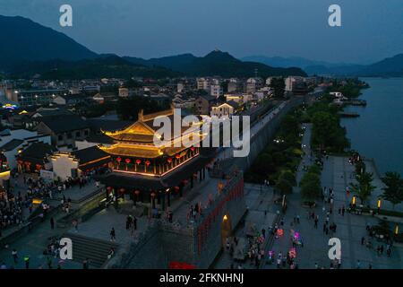 Hangzhou. 2 mai 2021. Photo aérienne prise le 2 mai 2021 montre la vue nocturne de la ville antique de Yangzhou dans le canton de Meicheng, ville de Jiande dans la province de Zhejiang en Chine orientale. La ville antique a reçu un total de 114,000 visiteurs le samedi et le dimanche. Credit: Xu Yu/Xinhua/Alay Live News Banque D'Images